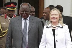 Tổng thống Kenya Mwai Kibaki (trái), Ngoại trưởng Mỹ Hillary Clinton (phải) sau một cuộc họp tại nhà Nhà nước ở Nairobi, ngày 4/8. (Nguồn: Reuters)