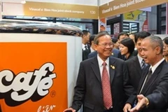 Phó Thủ tướng Trương Vĩnh Trọng thăm gian hàng Việt Nam và chiếc Ly càphê đoạt Kỷ lục Guiness Thế giới do Vinacafé Biên Hòa xác lập. (Ảnh: Vietnam+)