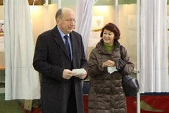 Thủ tướng Litva đương nhiệm Andrius Kubilius bỏ phiếu tại điểm bầu cử ở thủ đô Vilnius ngày 28/10 vừa qua. (Ảnh: AFP/TTXVN)