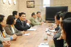 Bí thư Đảng ủy ngoài nước Trương Mạnh Sơn làm việc với chi bộ Phái đoàn thường trực Việt Nam cạnh Liên hợp quốc. (Ảnh: Lê Thanh/Vietnam+)