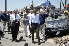 Tổng thống Mỹ Barack Obama (giữa) thăm khu vực bị bào tàn phá ở Joplin, ngày 29/5. (Ảnh: AFP/TTXVN)