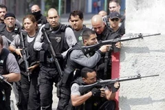 Cảnh sát Brazil tập hợp lực lượng ở một khu phố trong khu ổ chuột Vila Cruzeiro. (Nguồn: Reuters)