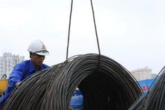 Chuyển thép đi tiêu thụ. (Ảnh: Tuấn Anh/TTXVN)