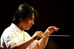 Nhạc trưởng Honna Tetsuji.