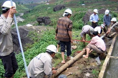 Công nhân Công ty TNHH Xây dựng và cấp nước Lai Châu lắp đặt đường ống nước xã Tả Lèng. (Nguồn: baolaichau.vn)