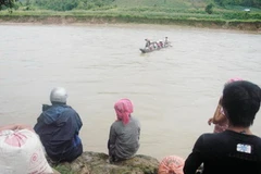 Đợi thuyền vượt mặt "thuồng luồng:. (Ảnh: Nguyễn Công Hải)