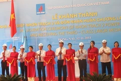 Cắt băng khánh thành Nhà máy nhiệt điện khí Nhơn Trạch 2. (Ảnh: Kim Anh-Sỹ Tuyên/Vietnam+)