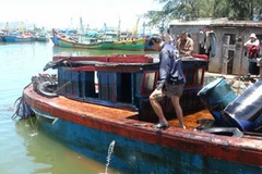 Chiếc thuyền mang biển kiểm soát BĐ0508H được lai dắt về khu hậu cần nghề cá thành phố Quy Nhơn. (Ảnh: Ly Kha/TTXVN)