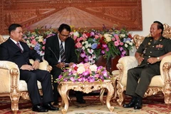 Bộ trưởng Quốc phòng Campuchia Tea Banh (phải) gặp Bộ trưởng Quốc phòng Thái Sukumpol Suwanatat (trái). (Ảnh: AFP/TTXVN)