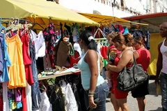 Một chợ kinh doanh quần áo ở thủ đô Havana. (Ảnh: Hoài Nam/TTXVN)