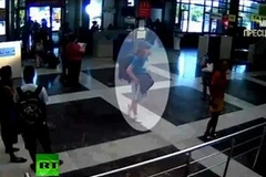 Nghi can đánh bom đang đứng trong phòng đón khách ở sân bay Burgas. (Nguồn: RT) 