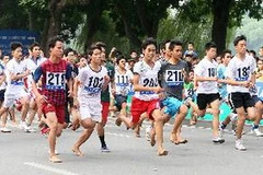 Các vận động viên tranh tài ở nội dung cá nhân nam khối trung học cơ sở. (Ảnh: Quốc Khánh/TTXVN)