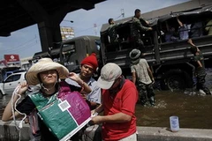 Người dân Bangkok sống chung với lũ. (Nguồn: Reuters)