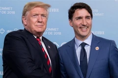 Thủ tướng Canada Justin Trudeau (phải) và Tổng thống Mỹ Donald Trump tại cuộc gặp ở Quebec của Canada ngày 8/6 vừa qua. (Ảnh: AFP/TTXVN)
