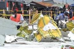 Các nhà điều tra kiểm tra mảnh vỡ máy bay của hãng hàng không Lion Air tại cảng Tanjung Priok, Jakarta của Indonesia ngày 4/11 vừa qua. (Ảnh: THX/TTXVN)