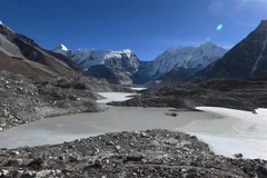 Hồ băng tan chảy từ đỉnh núi ở Solukhumbu, cách thủ đô Kathmandu của Nepal 140km về phía Đông Bắc, ngày 22/11 vừa qua. (Ảnh: AFP/TTXVN)