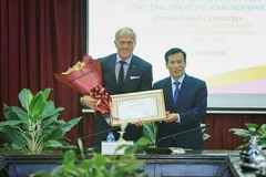 Bộ trưởng Bộ Văn hóa-Thể thao và Du lịch Nguyễn Ngọc Thiện trao quyết định Đại sứ du lịch Việt Nam cho ông Greg Norman. (Ảnh: Trọng Đạt/TXVN)
