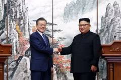 Tổng thống Hàn Quốc Moon Jae-in (trái) trong cuộc gặp thượng đỉnh với Nhà lãnh đạo Triều Tiên Kim Jong-un tại Bình Nhưỡng ngày 19/9 vừa qua. (Ảnh: THX/TTXVN)