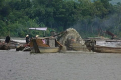 Khai thác cát ở khu vực bãi bồi Lương Quán, phường Thủy Biều, thành phố Huế, không tuân thủ quy định về chiều sâu. (Ảnh: Hồ Cầu/TTXVN)