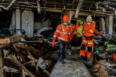 Lực lượng cứu hộ tìm kiếm nạn nhân vụ động đất và sóng thần tại Palu, Trung Sulawesi của Indonesia ngày 2/10 vừa qua. (Ảnh: THX/TTXVN)