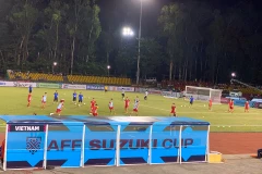 Đội tuyển Việt Nam chia làm 2 tập trên sân. (Ảnh: Vietnam+)