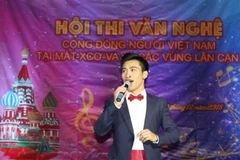 Thí sinh Nguyễn Khắc Hòa, giải nhất đơn ca nam. (Ảnh: Hồng Quân/TTXVN)