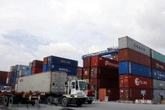 Các container phế liệu nằm rải rác trong cảng Cát Lái. (Ảnh:Hoàng Hải/TTXVN)