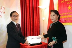 Chủ tịch Quốc hội Nguyễn Thị Kim Ngân tặng quà lưu niệm cho Đại sứ quán. (Ảnh: Trọng Đức/TTXVN)