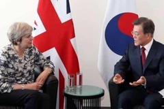 Tổng thống Hàn Quốc Moon Jae-in và Thủ tướng Anh Theresa May. (Nguồn: Yonhap)