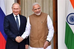 Thủ tướng Ấn Độ Narendra Modi (phải) trong một cuộc gặp Tổng thống Nga Vladimir Putin. (Ảnh: AFP/TTXVN)