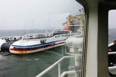 Lực lượng cứu hộ tìm người mất tích trong vụ chìm phà. (Nguồn: CCTV/Chinaplus)