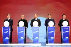 Thủ tướng Nguyễn Xuân Phúc và các đại biểu thực hiện nghi thức khai trương. (Ảnh: Thống Nhất/TTXVN)