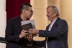 Sinh viên Cao Đình Thắng nhận giải từ Ban tổ chức. (Ảnh: Hồng Quân/TTXVN)