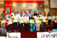Tập thể và cá nhân có thành tích trong phong trào xây dựng nông thôn mới giai đoạn 2016-2018 nhận bằng khen. (Ảnh : Nguyễn Văn Việt/TTXVN)