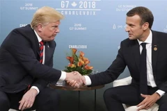 Tổng thống Mỹ Donald Trump và người đồng cấp Pháp Emmanuel Macron (phải) trong cuộc gặp tại Hooijk nghị G7 ở Quebec của Canada ngày 8/6 vừa qua. (Ảnh: AFP/TTXVN)