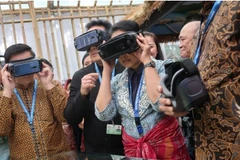 Bộ trưởng Doanh nghiệp Nhà nước Rini Soemarno thử VR xem vẻ đẹp của Mandalika trong Gian hàng Indonesia ở bên lề các cuộc họp IMF-WB ở Bali. (Nguồn: antaranews)