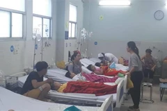 Nhiều trẻ em nghi bị ngộ độc thực phẩm đang được cấp cứu tại Bệnh viện quận Tân Phú. (Ảnh: Đinh Hằng/TTXVN)