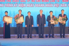 Lãnh đạo Thành phố Hồ Chí Minh trao giải cho các doanh nhân đạt danh hiệu Doanh nhân trẻ xuất sắc Thành phố Hồ Chí Minh năm 2018. (Ảnh: Xuân Anh/TTTXVN)