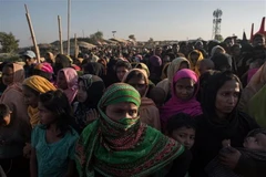 Người Rohingya xếp hàng nhận hàng hóa cứu trợ tại trại tị nạn Kutupalong ở Cox's Bazar, Bangladesh. (Ảnh: AFP/TTXVN)