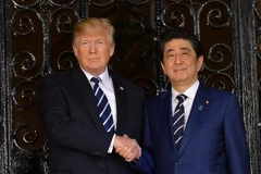 Thủ tướng Nhật Bản Shinzo Abe (phải) và Tổng thống Mỹ Donald Trump tại một cuộc gặp ở Florida của Mỹ. (Ảnh: AFP/TTXVN)