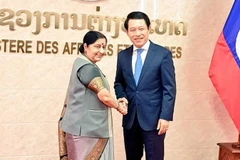 Bộ trưởng Ngoại giao Lào Saleumxay Kommasith và người đồng cấp Ấn Độ Sushma Swaraj. (Nguồn: ndtv)