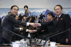 Bộ trưởng Thống nhất Hàn Quốc Cho Myoung-gyon (trái) và Chủ tịch Ủy ban Tái thống nhất hòa bình Triều Tiên Ri Son-gwon (phải) tại cuộc đối thoại ở làng đình chiến Panmunjom ngày 15/10. (Ảnh: AFP/TTXVN)