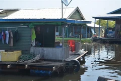 Nhà nổi của gia đình người gốc Việt tại huyện Boribo. (Ảnh: TTXVN)