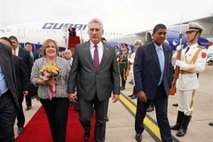 Chủ tịch Cuba Miguel Diaz-Canel (giữa) tới sân bay Thượng Hải của Trung Quốc. (Ảnh: THX/TTXVN) 