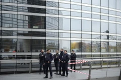 Cảnh sát gác bên ngoài trụ sở Ngân hàng Societe Generale ở quận thương mại La Defense, ngoại ô phía tây thủ đô Paris, ngày 18/11. (Nguồn: AFP/TTXVN)