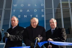 (Từ trái sang phải): Thị trưởng thành phố New York Michael Bloomberg và các quan chức đại diện cho các tập đoàn xây dựng cắt băng khánh thành tòa nhà đầu tiên của Trung tâm thương mại. (Nguồn: AFP/TTXVN)