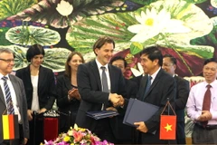 Vay Đức 140 triệu euro cải thiện mạng lưới điện, y tế