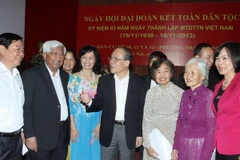 Chủ tịch Quốc hội Nguyễn Sinh Hùng với các đại biểu khu dân cư phường Trần Hưng Đạo. (Ảnh: Nguyễn Dân/TTXVN)