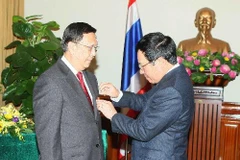 Phó Thủ tướng, Bộ trưởng Bộ Ngoại giao Phạm Bình Minh trao Huân chương Hữu nghị của Chủ tịch nước cho Đại sứ Thái Lan Anuson Chinvanno (Ảnh: Phương Hoa/TTXVN)
