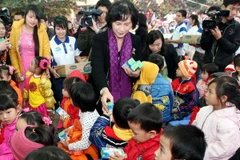 Phó Chủ tịch Quốc hội Nguyễn Thị Kim Ngân đến dự và tặng sữa cho các em học sinh. (Ảnh: Anh Tuấn/TTXVN)